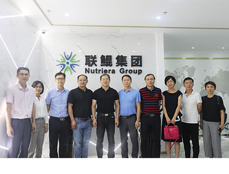 El investigador Liu Yingjie, vicepresidente de la Academia China de Ciencias Pesqueras, y su delegación visitaron el Grupo Nutriera para realizar una investigación.